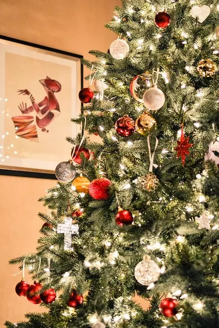 5 Gagasan kanggo Wit Natal dekorasi ing gaya interior sing populer 5483_8