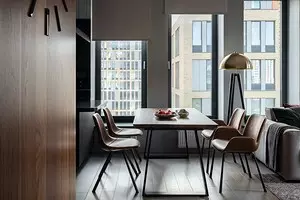 En el ritmo de la metrópolis: interior gráfico de un apartamento con ocho ventanas.