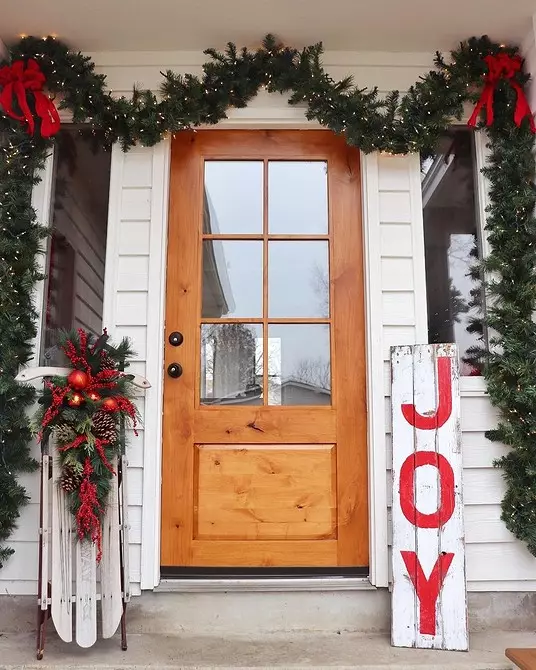 How to decorate the door to the new year: 5 most beautiful options 5530_113