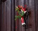 Cómo decorar la puerta al Año Nuevo: 5 Opciones más hermosas 5530_121