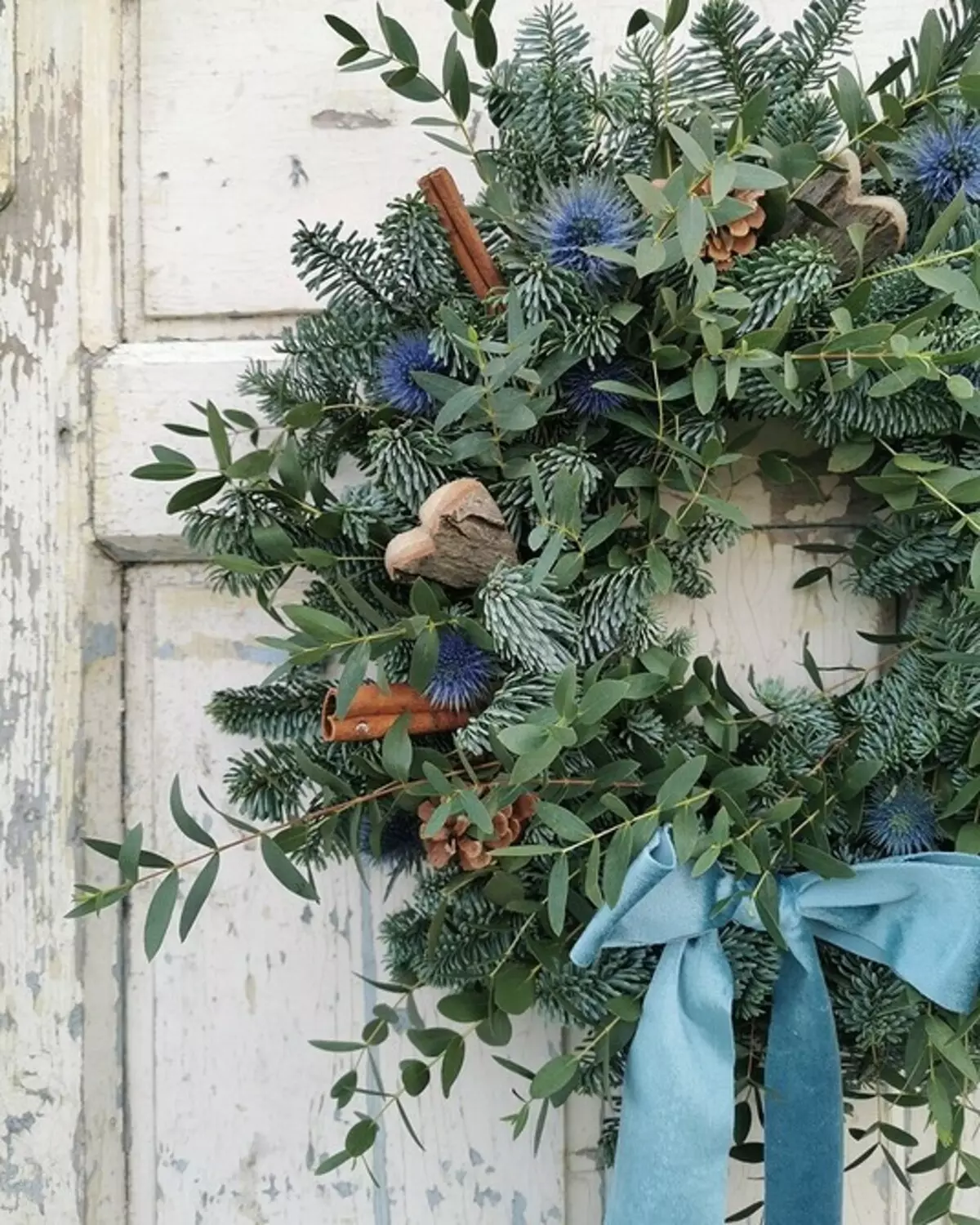 Cómo decorar la puerta al Año Nuevo: 5 Opciones más hermosas 5530_14