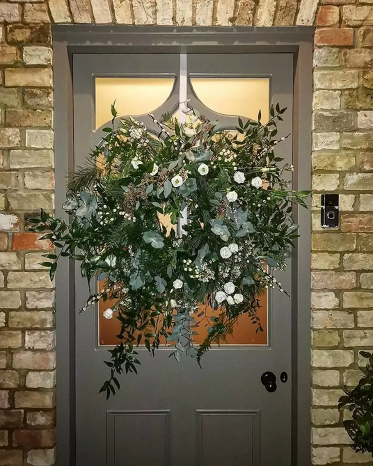 Cómo decorar la puerta al Año Nuevo: 5 Opciones más hermosas 5530_37