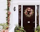 Cómo decorar la puerta al Año Nuevo: 5 Opciones más hermosas 5530_59