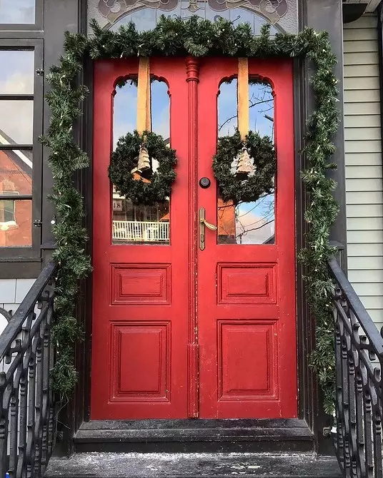 Cómo decorar la puerta al Año Nuevo: 5 Opciones más hermosas 5530_67