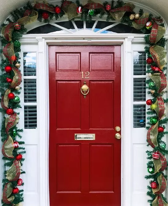 Cómo decorar la puerta al Año Nuevo: 5 Opciones más hermosas 5530_72