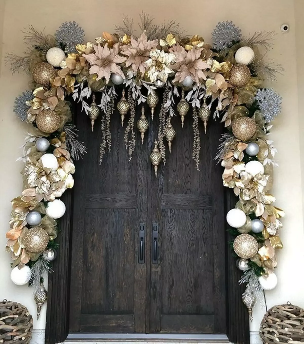 Cómo decorar la puerta al Año Nuevo: 5 Opciones más hermosas 5530_79