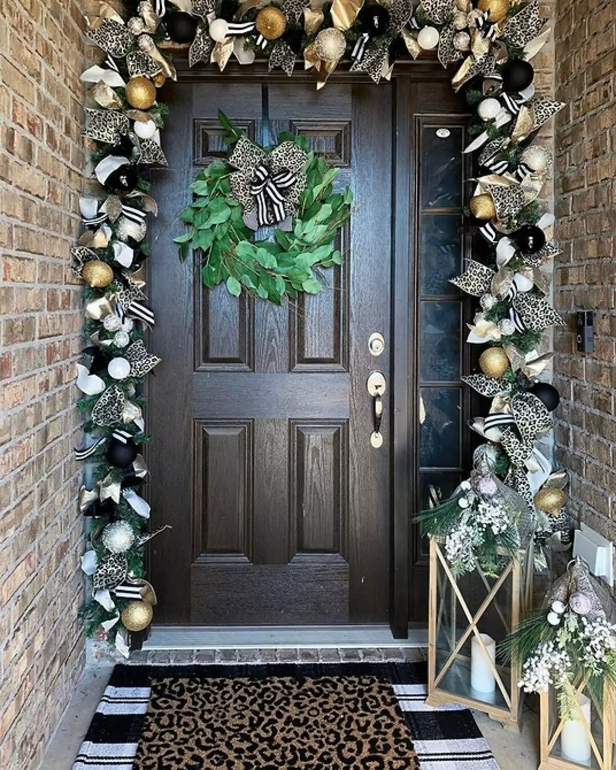 Cómo decorar la puerta al Año Nuevo: 5 Opciones más hermosas 5530_81