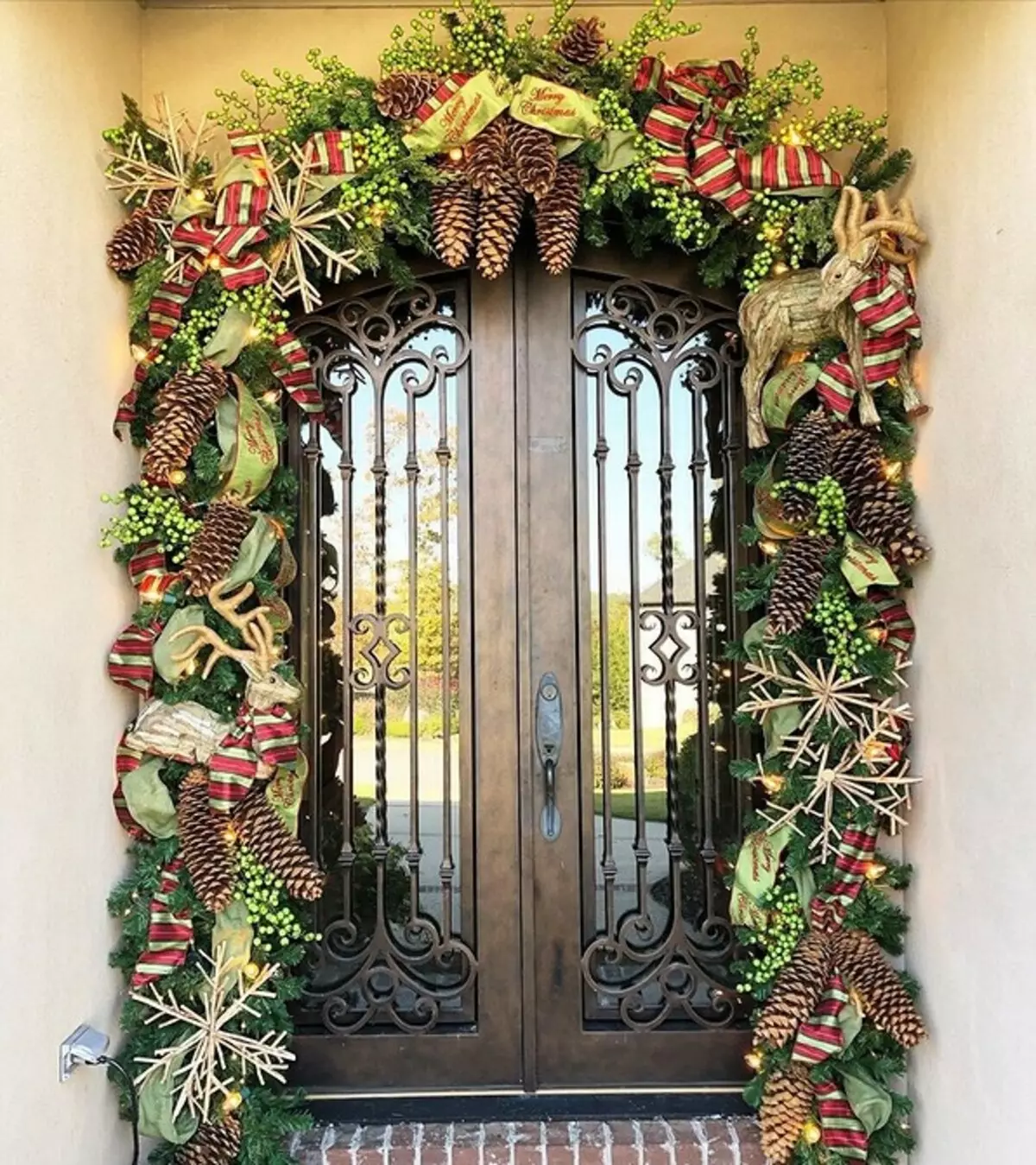 Si të dekoroj derën në Vitin e Ri: 5 opsionet më të bukura 5530_82