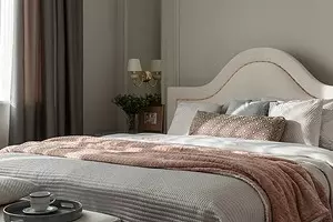 Hur man gör sovrummet interiör visuellt dyrare: 6 lösningar som kommer att fungera 5591_1