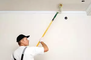 Comment peindre le plafond avec rouleau: instructions pour débutants 5597_1