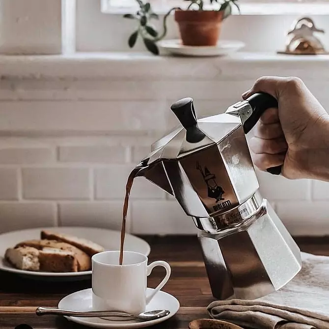 Hangi kahve makinesinin ev için daha iyi olduğunu seçiyoruz: 7 Önemli parametreler ve modeller değerlendirmesi 5601_11