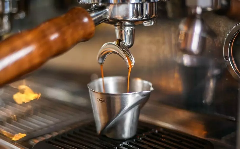 અમે પસંદ કરીએ છીએ કે ઘર માટે કોફી ઉત્પાદક વધુ સારું છે: 7 મહત્વપૂર્ણ પરિમાણો અને મોડલ્સ રેટિંગ 5601_18