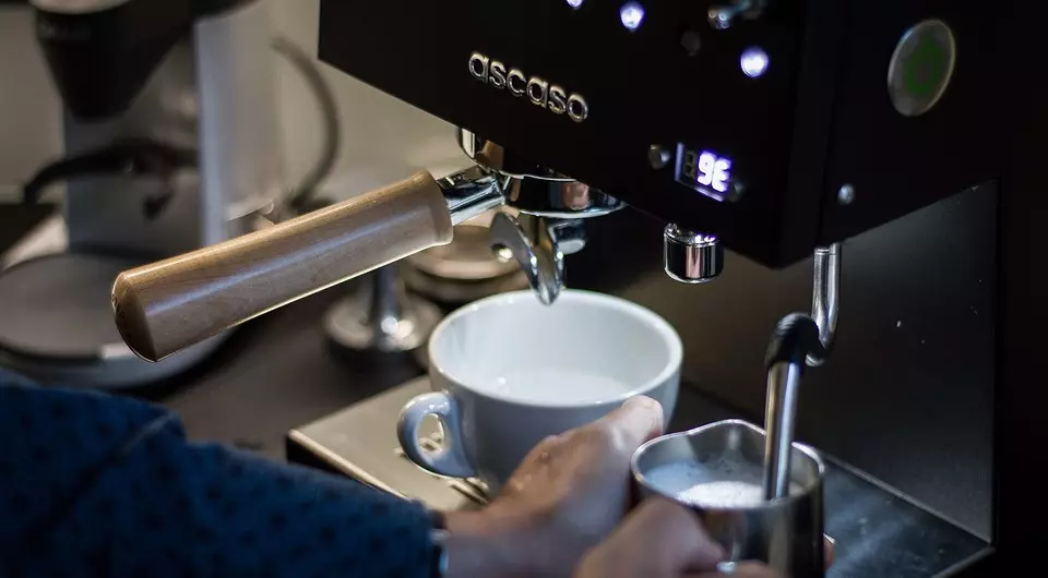 અમે પસંદ કરીએ છીએ કે ઘર માટે કોફી ઉત્પાદક વધુ સારું છે: 7 મહત્વપૂર્ણ પરિમાણો અને મોડલ્સ રેટિંગ 5601_19