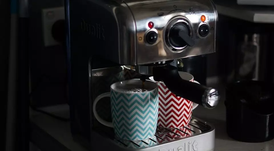 Hangi kahve makinesinin ev için daha iyi olduğunu seçiyoruz: 7 Önemli parametreler ve modeller değerlendirmesi 5601_4