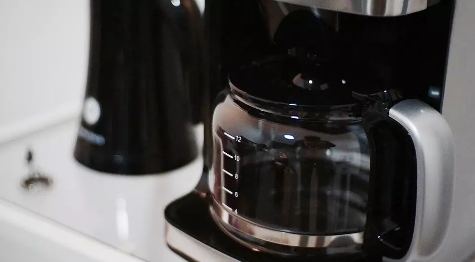 અમે પસંદ કરીએ છીએ કે ઘર માટે કોફી ઉત્પાદક વધુ સારું છે: 7 મહત્વપૂર્ણ પરિમાણો અને મોડલ્સ રેટિંગ 5601_5