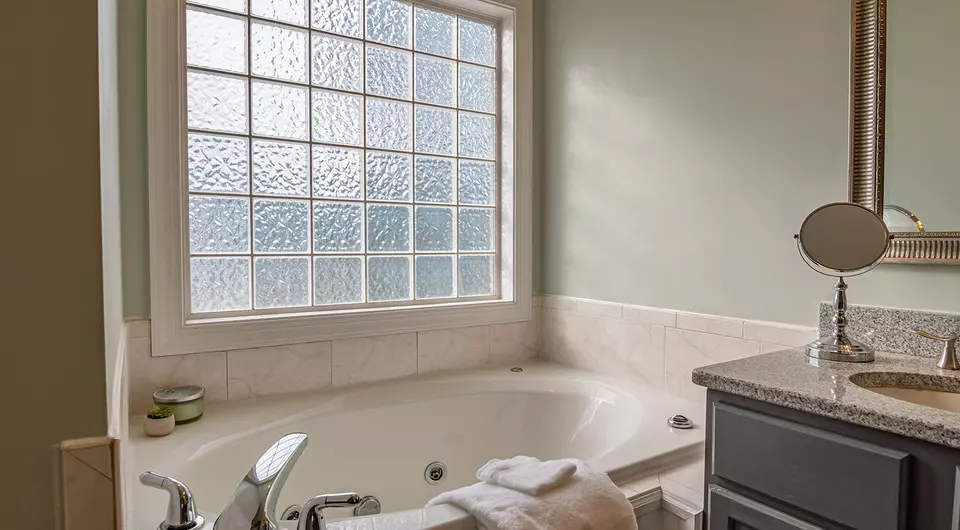 Plaque de plâtre dans la salle de bain: caractéristiques de choix, d'utilisation et de revêtement