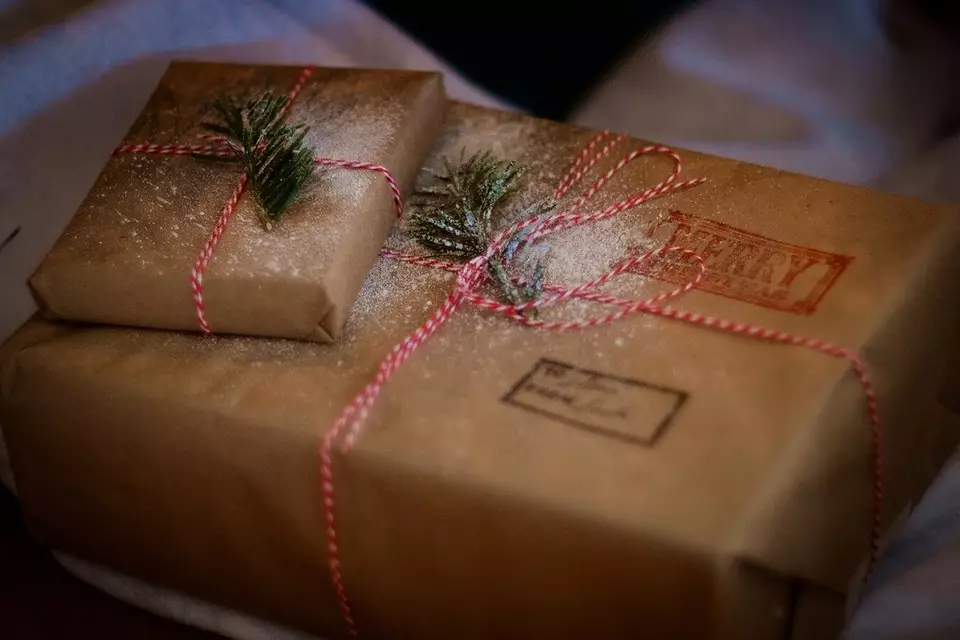 सरल, लेकिन सुंदर: नए साल के उपहारों के पैकेजिंग के लिए 7 विचार 5620_7