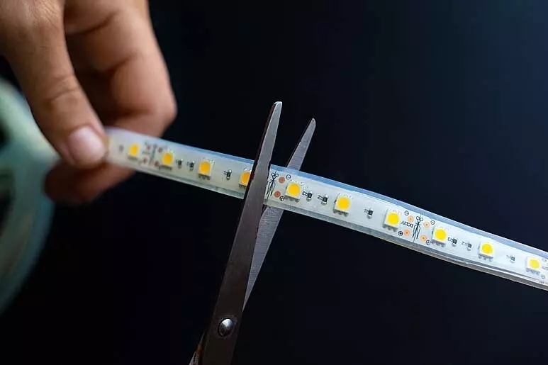 LED Tape am Interieur: Wéi benotzen et a montéiert 5780_26