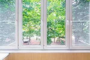 החלפת חלונות מזוגגים פעמיים בחלונות פלסטיק עם הידיים שלהם: 7 תגובות לשאלות העיקריות וההוראות 5782_1