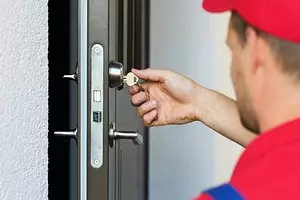 Подмяна на ключалката на входната врата: полезни съвети за различни конструкции на замъка 5823_1