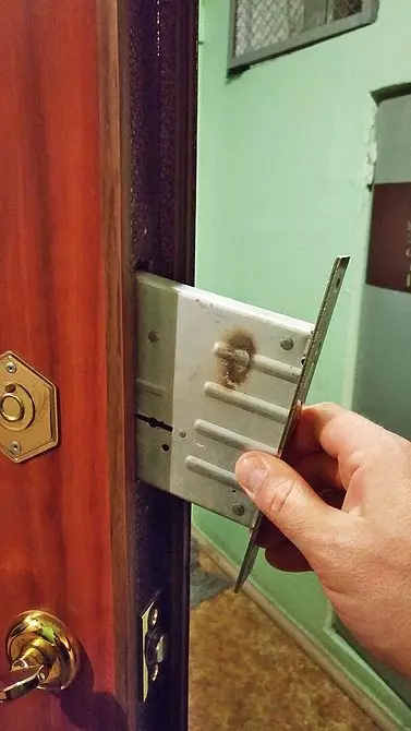 Udskiftning af låsen på indgangsdøren: Nyttige tips til forskellige slotstrukturer 5823_20