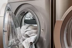 Como limpar a máquina de lavar roupa de terra dentro de forma rápida e eficiente 5895_1