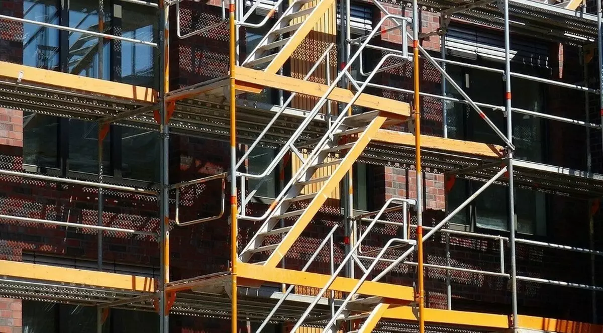 Cum se colectează schele metalice: instrucțiuni pentru structuri de cadre și fațade complexe
