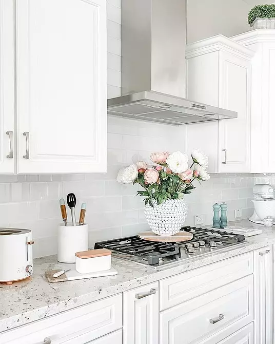 وائٹ باورچی خانے کے ساتھ سفید باورچی خانے کے ساتھ: 5 ڈیزائن کے اختیارات اور 50 تصاویر 5999_100