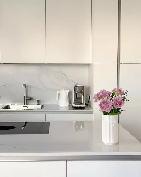 Vitt kök med vit bänkskiva: 5 designalternativ och 50 bilder 5999_101