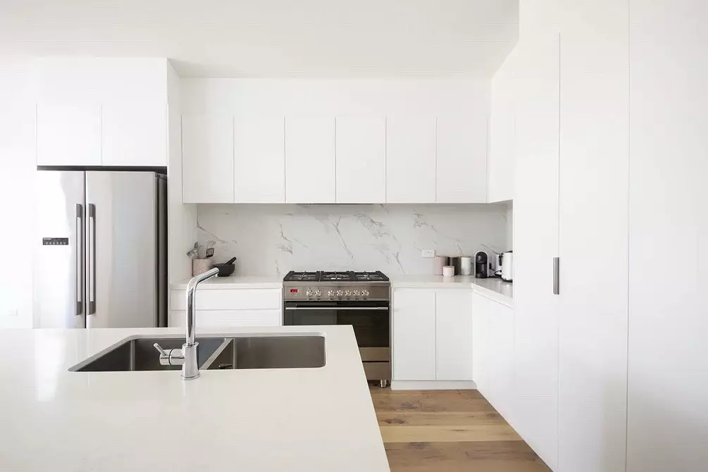 Cozinha branca com bancada branca: 5 opções de design e 50 fotos 5999_105