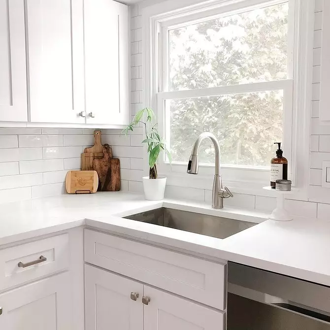 Biela kuchyňa s bielym doskou: 5 Dizajn Možnosti a 50 fotografií 5999_20