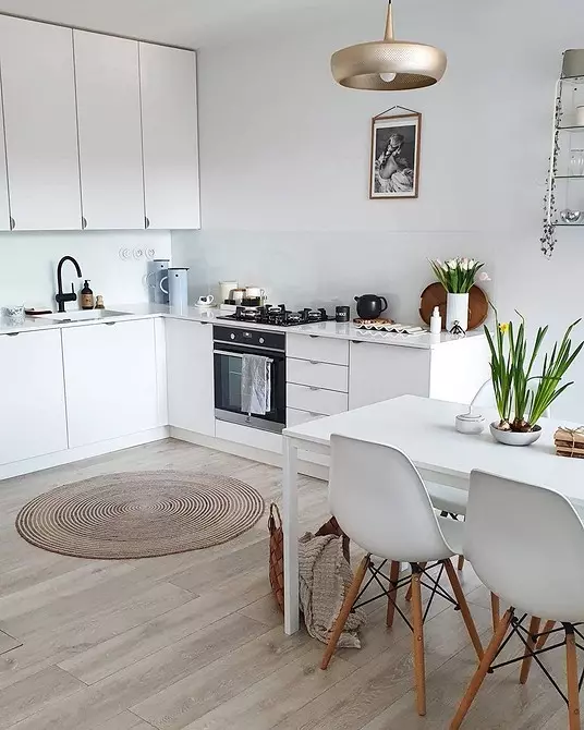 Cucina bianca con controsoffitto bianco: 5 opzioni di progettazione e 50 foto 5999_21