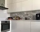 Бела кујна со бела countertop: 5 опции за дизајн и 50 фотографии 5999_28