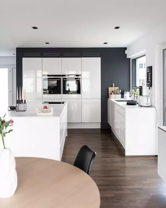 Beyaz tezgah ile beyaz mutfak: 5 Tasarım seçenekleri ve 50 fotoğraf 5999_34