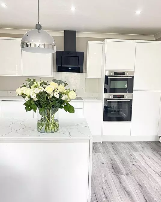Baltā virtuve ar baltu countertop: 5 dizaina opcijas un 50 fotogrāfijas 5999_35