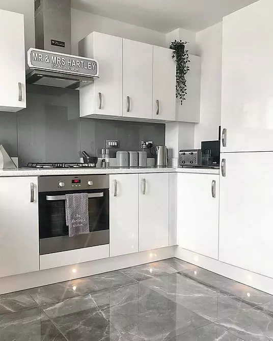Baltā virtuve ar baltu countertop: 5 dizaina opcijas un 50 fotogrāfijas 5999_36