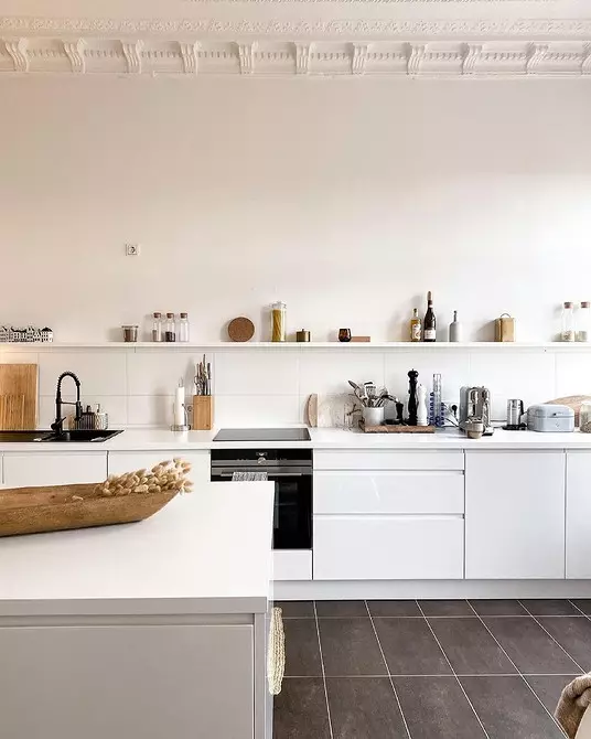 Biela kuchyňa s bielym doskou: 5 Dizajn Možnosti a 50 fotografií 5999_39