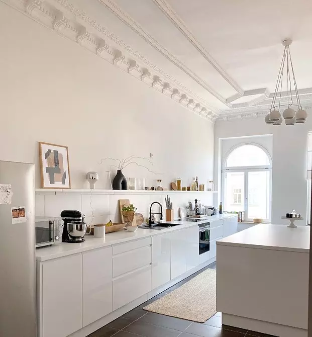 Cucina bianca con controsoffitto bianco: 5 opzioni di progettazione e 50 foto 5999_40