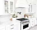 Cucina bianca con controsoffitto bianco: 5 opzioni di progettazione e 50 foto 5999_52