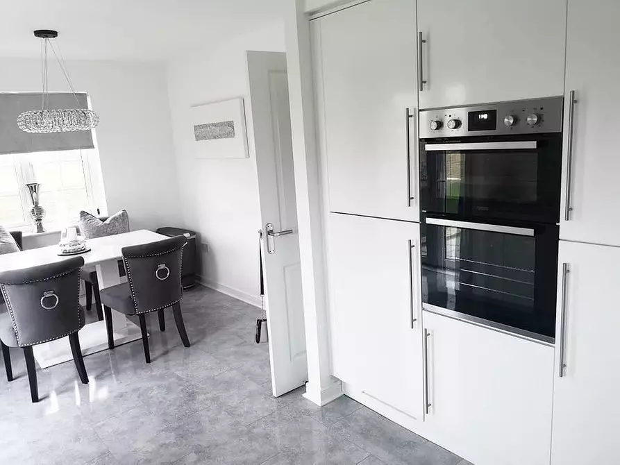 Beyaz tezgah ile beyaz mutfak: 5 Tasarım seçenekleri ve 50 fotoğraf 5999_76