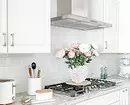 Dapur putih dengan countertop putih: 5 pilihan reka bentuk dan 50 foto 5999_87