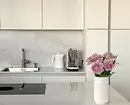 Baltā virtuve ar baltu countertop: 5 dizaina opcijas un 50 fotogrāfijas 5999_88