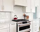 White Kitchen ine White Countertop: 5 Dhizaini Sarudzo uye makumi mashanu mafoto 5999_89