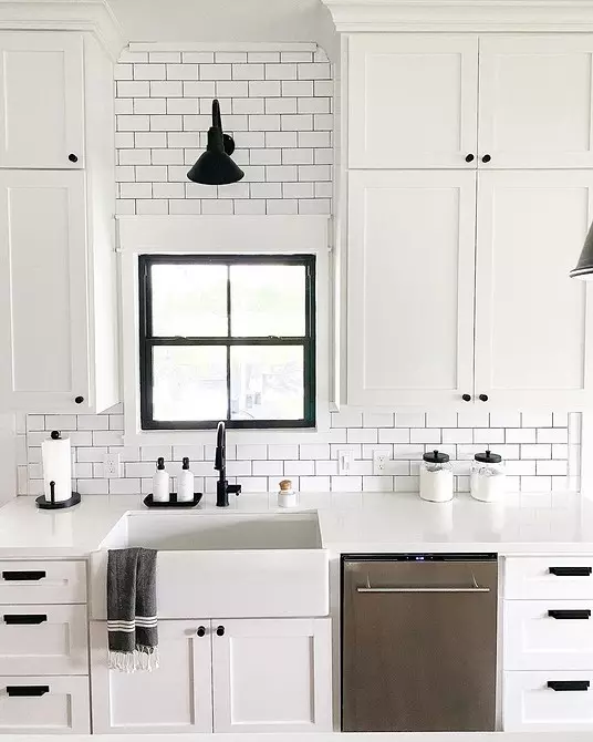 Beyaz tezgah ile beyaz mutfak: 5 Tasarım seçenekleri ve 50 fotoğraf 5999_94