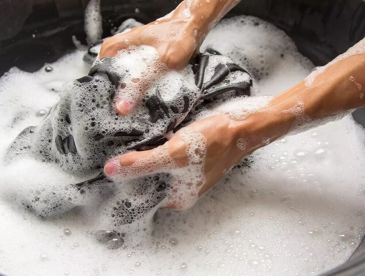 Cum să spălați jacheta în mașină în mașina de spălat și manual: instruirea cu care lucrul nu este stricat 6018_7