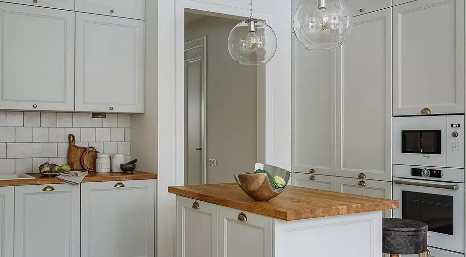 Biela kuchyňa s drevenou doskou (42 fotografií)
