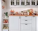 Cucina bianca con controsoffitto in legno (42 foto) 6019_20