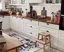 Белая кухня з драўлянай стальніцай (42 фота) 6019_21