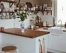 Biela kuchyňa s drevenou doskou (42 fotografií) 6019_22