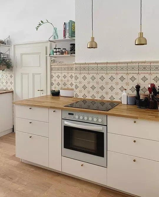 Cucina bianca con controsoffitto in legno (42 foto) 6019_62